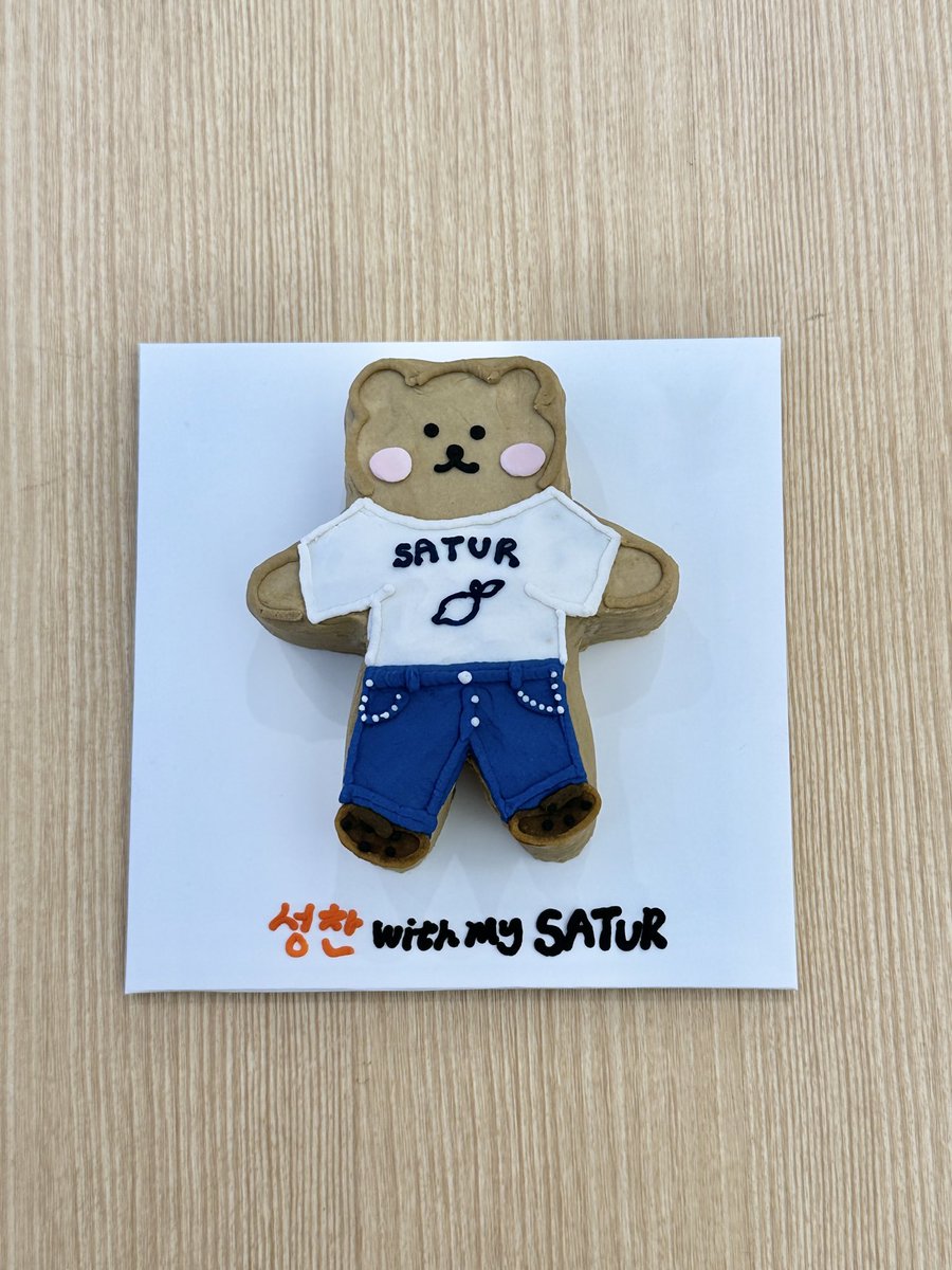 satur_official's tweet photo. [SUNGCHAN 착장 정보]

✔️Capri Citron Drawing Summer Graphic T-Shirt - Resort Ivory
https://t.co/qUZ0giMlaS 

✔️One Tuck Banding Denim Pants - Blue
https://t.co/09IfSt0pEW 

✔️Terra Clog Sandal - Brown 
https://t.co/mtnIl6qJ22 

✔️Horseshoe Keyring - Mint
https://t.co/VdlrlJvfwX 

#SATUR #세터 #withmySATUR #RIIZE #성찬