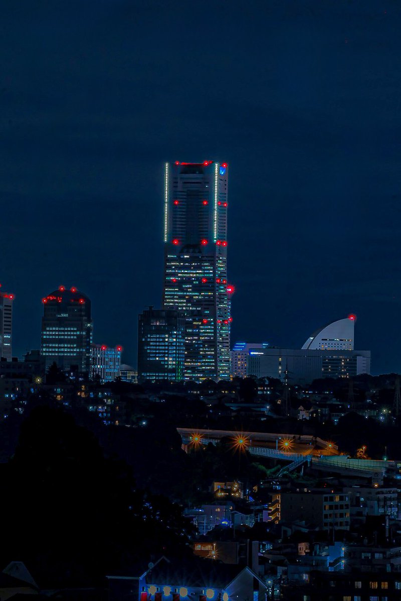 yo_rito2011's tweet photo. 弘明寺公園から見るみなとみらいの夜景

camera📸 : CANON EOS R50
location🗺️ : Yokohama
#弘明寺公園 
#横浜夜景 
#みなとみらい21 
#yokohama 
#Minatomirai21 https://t.co/oaHyjZuc1p