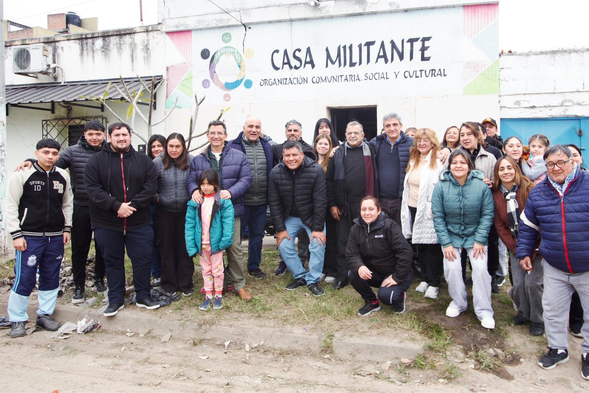 gabiyedlin's tweet photo. Junto a @pyedlin y @JuanManzurOK recorrimos la capital y escuchamos a libreros, farmacéuticos, corredores inmobiliarios, cooperativistas, gremios no docentes y vecinos. Hay una preocupación común: un modelo que desregula y excluye. Vamos a construir una alternativa para todos. https://t.co/EXBpGqgStH