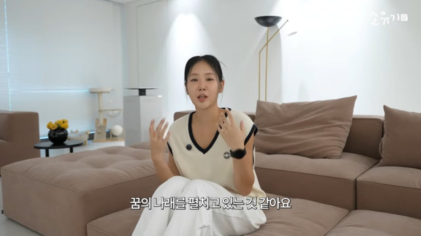 kwin0411's tweet photo. 가수 소유가 최근 유튜브에 6년 만에 이사한 새 집을 공개했는데, 그 집 마련에 주식 수익금이 크게 한몫했대. 약 10년 전에 삼성전자랑 SK하이닉스 주식에 1억 원 정도 투자해뒀었는데, 이사할 때가 되니까 어머니가 그 주식을 떠올려서 ��긴하게 썼다고 함.
부럽다... https://t.co/JC0bcHyhtP