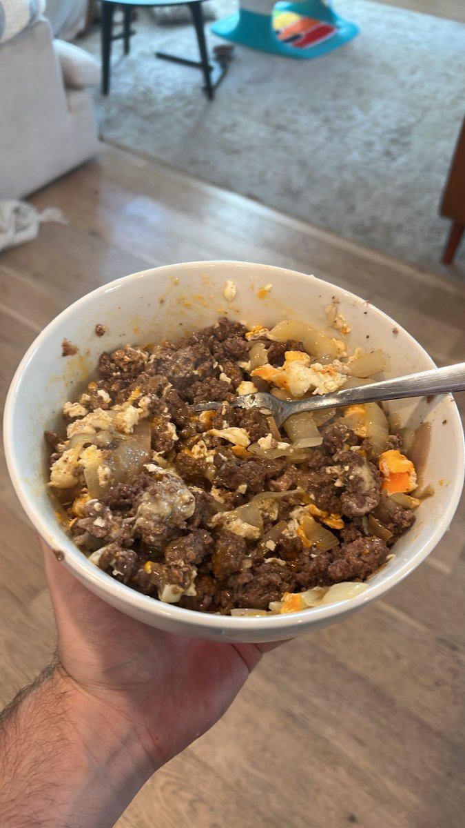 TheDazzleNovak's tweet photo. Pound of organic grass-fed Ground Beef, caramelized Onions, 4 pasture raised organic eggs, and some cloves of Garlic.

Locked in! https://t.co/3zhbw6vKqt