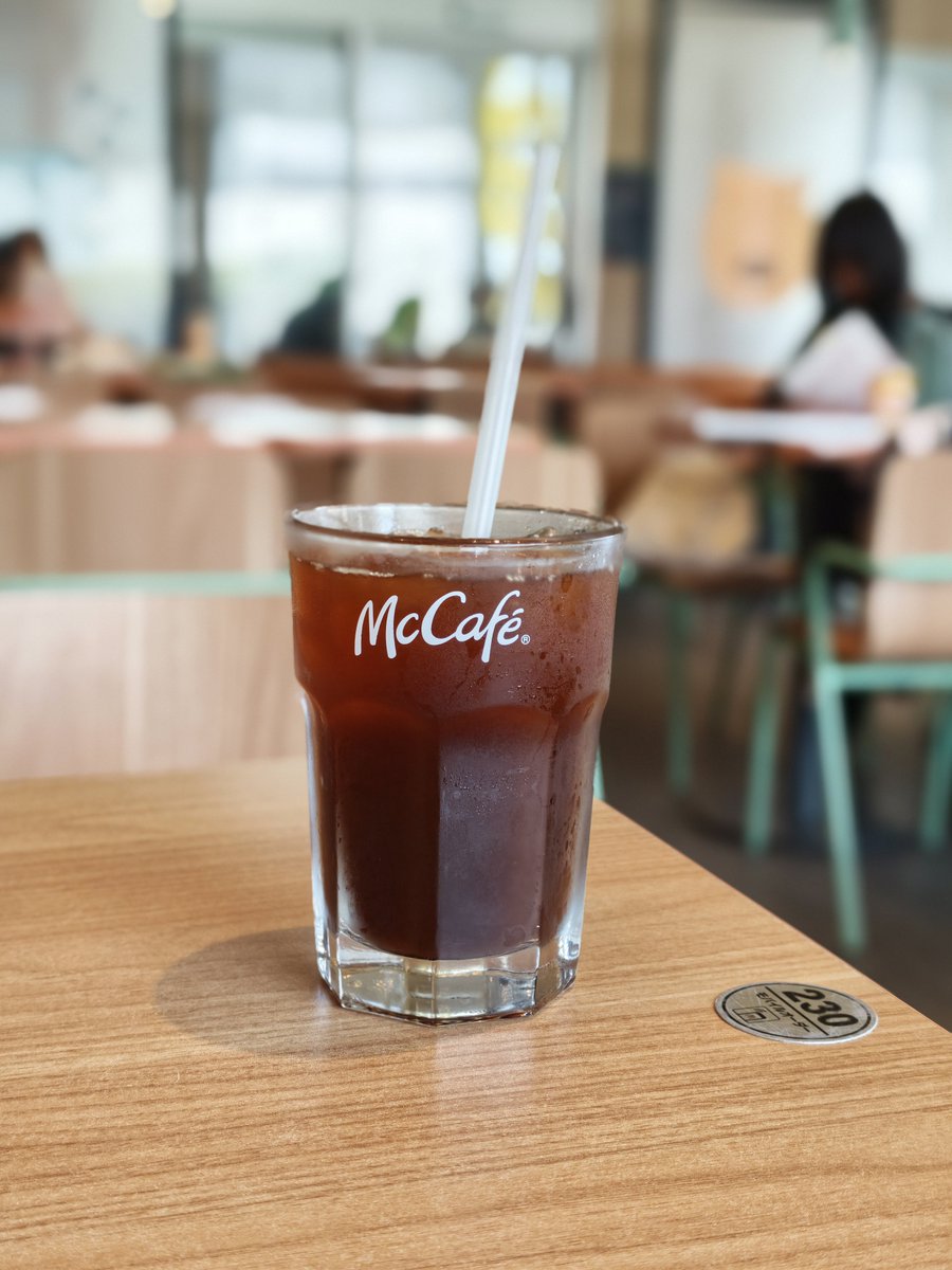 tray_returns's tweet photo. マックカフェでアイスアメリカーノを注文しました。
エスプレッソの豊かな風味がしっかり感じられて、意外と本格的な味わいです。
手軽に美味しいコーヒーが飲めるので重宝します。
#マックカフェ #アイスアメリカーノ #カフェタイム https://t.co/2Pn2wf2Uh3
