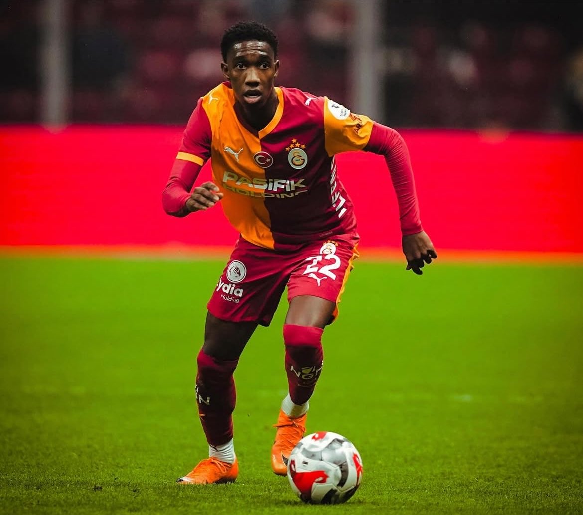 lg_castello97's tweet photo. Yáser Asprilla é um meia que pode jogar pelos dois lados e também por dentro. O drible é uma parte muito importante do seu jogo, principalmente em espaços curtos, usando muito do engano para criar vantagem. Algo que gosto bastante nele é o drible no primeiro toque. Gira e conduz. https://t.co/pQ60UKKHj4