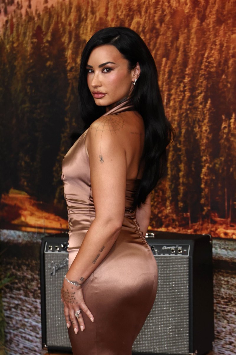 portallovato's tweet photo. SHE’S REALLY GOOD! Demi Lovato deslumbrante na premiere de #CampRock3 agora em Los Angeles. 🖤 https://t.co/cIYsDFRSZV