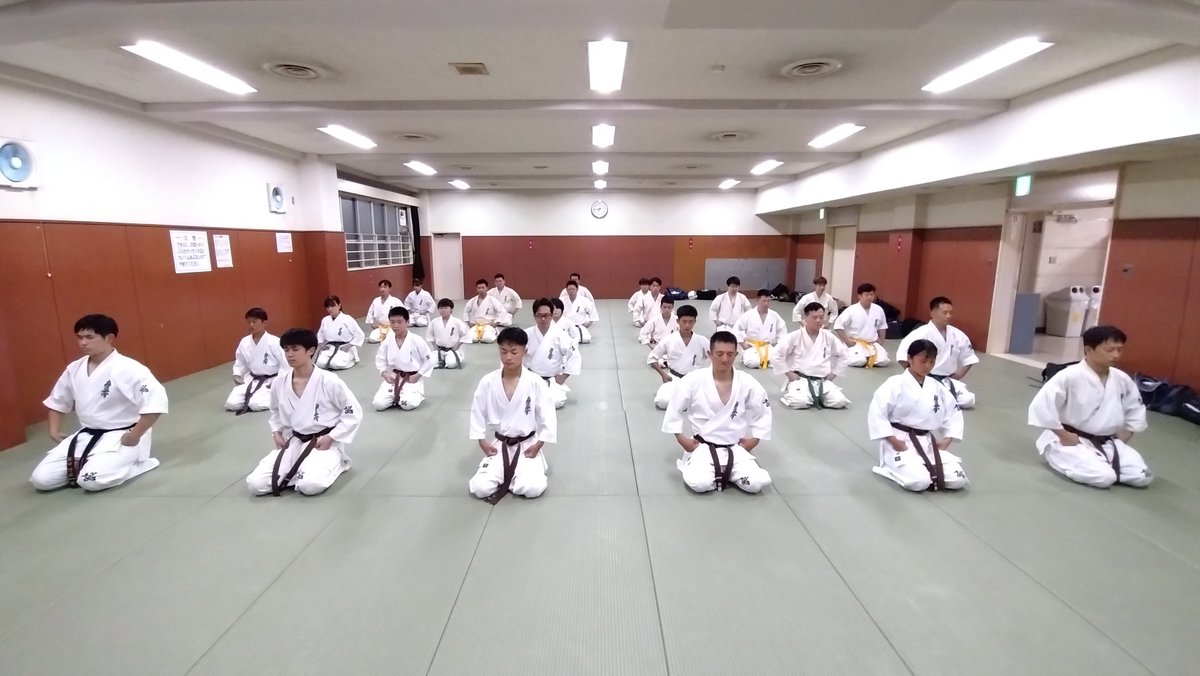 okuda_dojo's tweet photo. 2022/8/11 ちょうど4年前の今日、お盆休みを利用して阪南道場と住之江道場の一般部合同稽古会を住吉公園体育館で開催しました。
この時の皆さんがしっかりベースを固めてくれたおかげで、今や一般部はこの時の2倍ほどの人数になりました。
また一般部合同稽古会をやりたいですね♪

空手で変わる未来がある。
大阪府阪南市・大阪市住之江区・空手道場
I.K.O.N.極真会館 大阪南海支部

大阪南海支部のホームページはこちら
https://t.co/Fsv9I3ucLo
または「大阪南海支部」で検索！

#大阪府阪南市 #大阪市住之江区 #極真空手