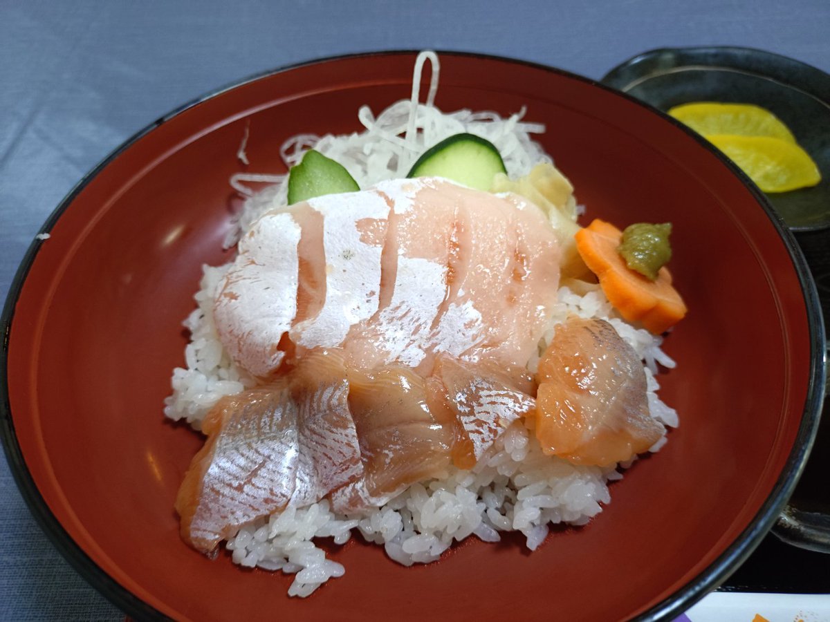 _holo_'s tweet photo. 支笏湖寄ったので姫ますちらし。(^q^)うまー。しかし完全に観光地価格だった_(´ཀ`」 ∠)_　#北海道ツーリング https://t.co/248txslruF