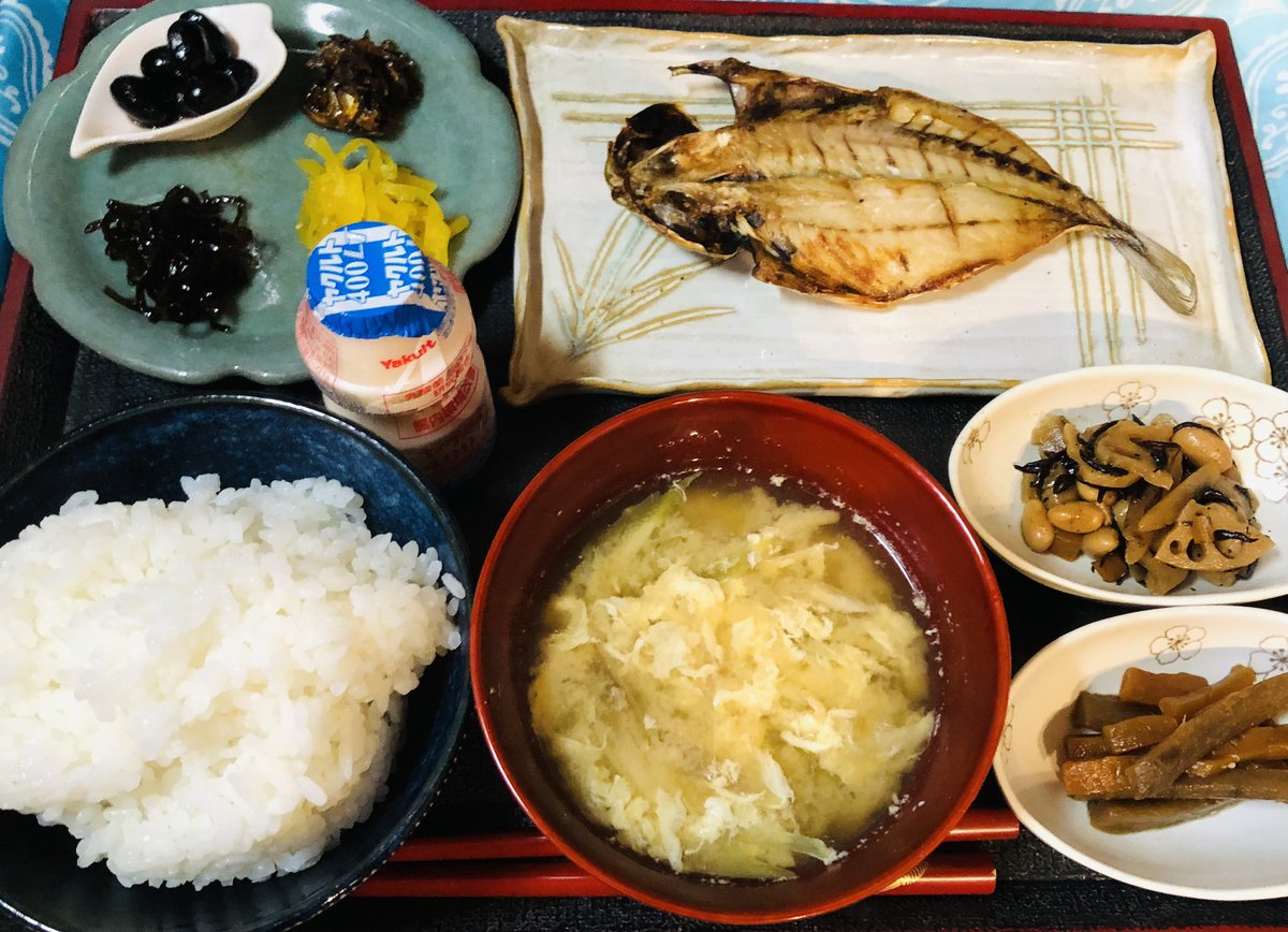 sousyu1028's tweet photo. #朝ごはん
ごはんと味噌汁
アジの開き
きんぴらごぼう
五目豆
黒豆
鮒の甘露煮
しそ昆布
刻みたくあん
ヤクルト
#料理記録 #Twitter家庭料理部 #料理好きと繋がりたい #おうちごはん https://t.co/dDh1InBbic