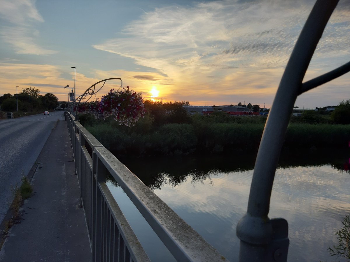 TrashedPicture's tweet photo. Dusk by the river! https://t.co/EU5eVtZLUO