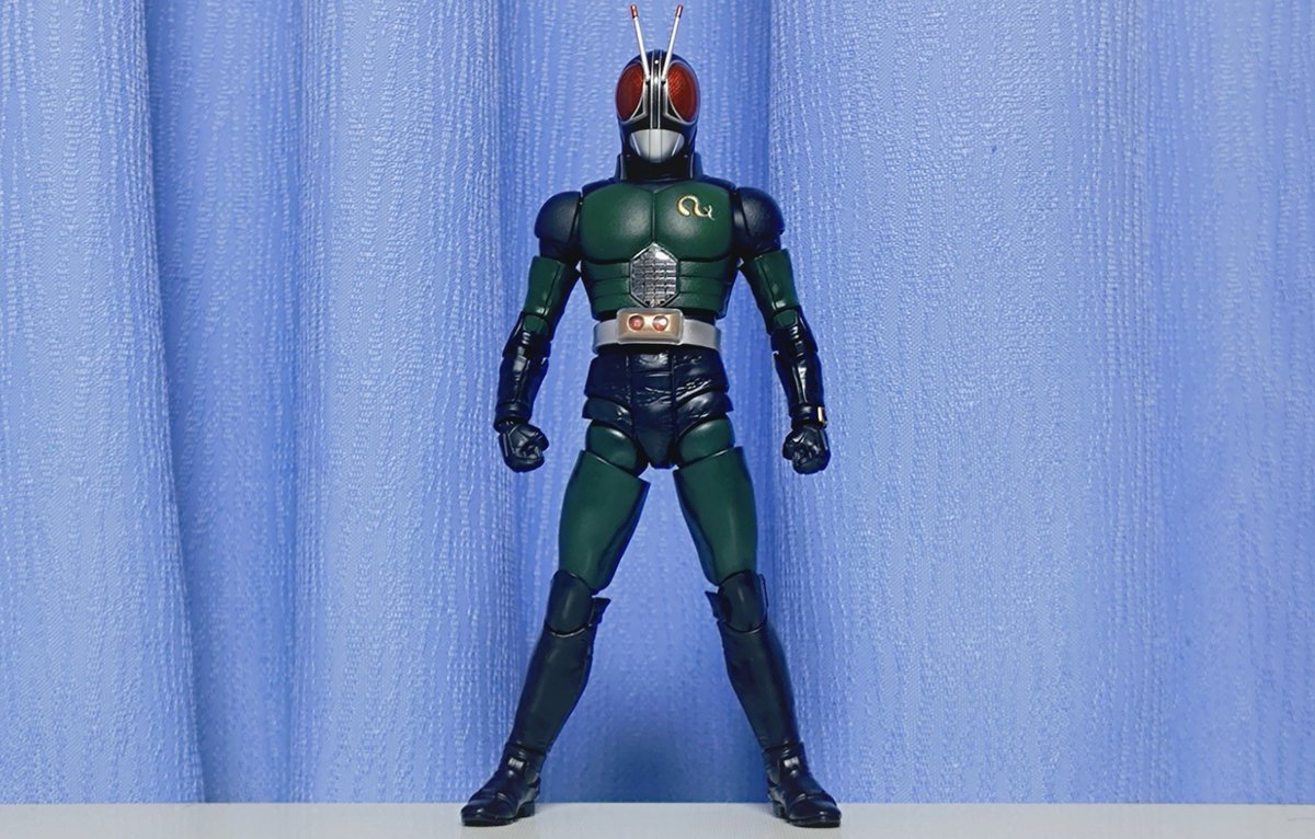 hirohiro_heaven's tweet photo. 真骨彫 仮面ライダーブラックRXの太もも布地なしを作ってみました！
なるべく、色にはこだわってて調色した濃い目の暗緑色に吹いて、上からほんの少しのメタリックグリーンを、薄〜く溶き延ばしたものをふりかけるように仕上げてみました！(写真ではちょっと伝わりにくいかも！？)
まだやりたいことがあるんですが、とりあえず太ももはこんな感じで👍

#真骨彫製法
#仮面ライダーブラックRX
#小改造
#リペイント