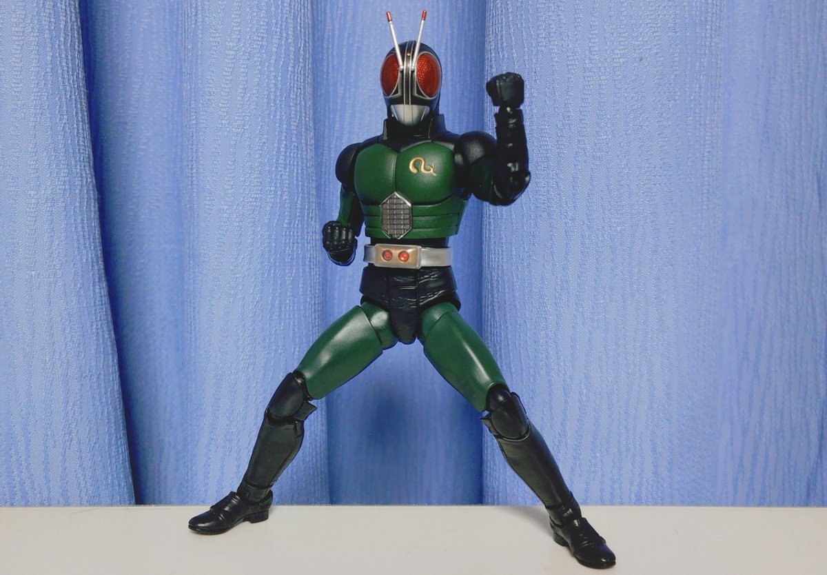 hirohiro_heaven's tweet photo. 真骨彫 仮面ライダーブラックRXの太もも布地なしを作ってみました！
なるべく、色にはこだわってて調色した濃い目の暗緑色に吹いて、上からほんの少しのメタリックグリーンを、薄〜く溶き延ばしたものをふりかけるように仕上げてみました！(写真ではちょっと伝わりにくいかも！？)
まだやりたいことがあるんですが、とりあえず太ももはこんな感じで👍

#真骨彫製法
#仮面ライダーブラックRX
#小改造
#リペイント