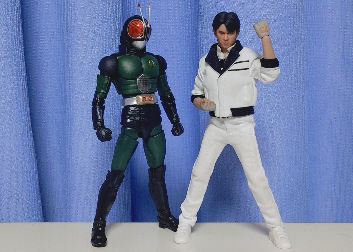 hirohiro_heaven's tweet photo. 真骨彫 仮面ライダーブラックRXの太もも布地なしを作ってみました！
なるべく、色にはこだわってて調色した濃い目の暗緑色に吹いて、上からほんの少しのメタリックグリーンを、薄〜く溶き延ばしたものをふりかけるように仕上げてみました！(写真ではちょっと伝わりにくいかも！？)
まだやりたいことがあるんですが、とりあえず太ももはこんな感じで👍

#真骨彫製法
#仮面ライダーブラックRX
#小改造
#リペイント