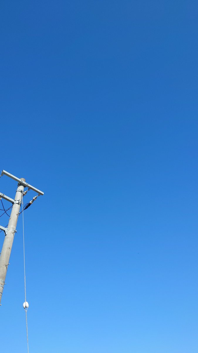 beetle_dd's tweet photo. AIで描いたかのような、真っ青な青空。ココがどこか分かったらすごすぎます。 https://t.co/uXLUh0SiMN