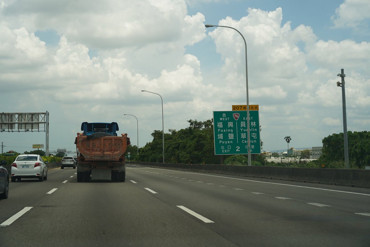taiwan_15's tweet photo. 高速道路、自分で運転するのは初めてだった！
ETCは道路の途中にあるから料金所がなくて、1日一定区間は無料なのが日本との違い https://t.co/v8RJCTHOcg