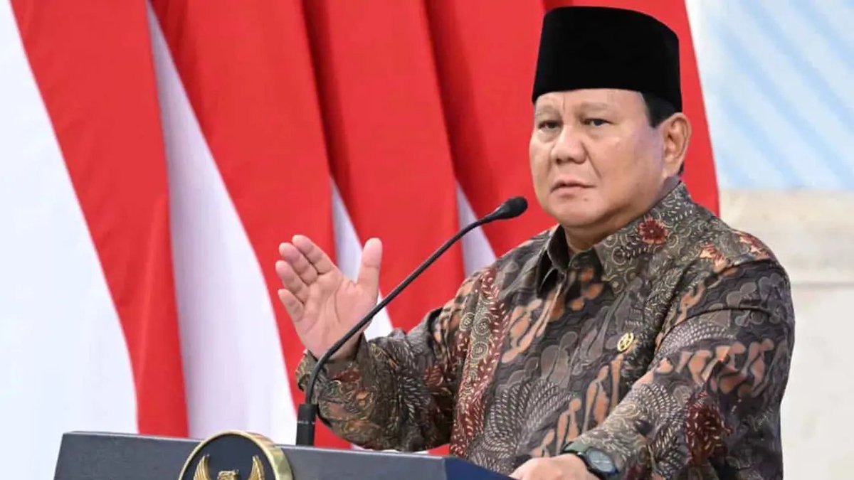LambeSahamjja's tweet photo. alasan prabowo ingin cetak ulang buku sd-sma:
- dia cek langsung buku pelajaran pas kunjungan ke sekolah
- dia liat masalahnya bahan mudah rusak 
- dan tulisan kecil-kecil bikin anak baca dari dekat
- dia minta buku indonesia dibandingin sama buku negara tetangga buat evaluasi
- dia juga mau fisik bukunya diperbaiki lebih menarik huruf lebih besar dan bahan lebih awet
- dia juga terinspirasi kebiasaan baca yang ditanamin di keluarganya sejak kecil