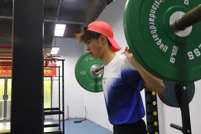 ChinaGenZ's tweet photo. Yin Zihao, born in October 2008, is a student of Class 1, Grade 11 at Hukou Middle School in Jiujiang City, Jiangxi Province, China. He fell in love with track and field at the age of 12 and has grown into an outstanding young middle-distance runner.
2008年10月出生的尹子豪，中国江西省九江市湖口中学高二（1）班学生，12岁开始喜欢上田径跑道，是一名优秀的青少年中长跑运动员。

He first rose to prominence at the 16th Jiangxi Provincial Games Athletics Competition in 2022, claiming gold medals in all three men’s Group C events: the 400m, 800m and 1500m.
2022年，他在江西省第十六届运动会田径比赛中包揽男子丙组400米800米、1500米三项冠军初露锋芒。

2025 marked his breakthrough year with continuously improving competition results:
In February, he claimed the title at the National Indoor Athletics Grand Prix and attained the qualification standard for a National Class I Athlete.
In June, he won the 1500m gold medal at the National Youth (U18) Athletics Championships. He also broke the national youth 800-metre record with a time of 1:49.07 and was awarded the title of National Master of Sports.
In August, he secured two individual gold medals and one relay gold medal at the National Youth Athletics Games.
In September, he competed at the 2nd East Asian U20 Athletics Championships, setting new personal and national youth records to claim the international 800m gold medal. He completed an impressive leap from provincial and national competitions onto the international arena.
2025年成为他的突破之年，赛事成绩节节攀升：
2月，在全国室内田径大奖赛���夺冠成功达标国家一级运动员。
6月，在全国少年（U18）田径锦标赛中斩获1500米冠军，并以1分49秒07打破全国少年800米纪录，晋升国家运动健将。
8月，拿下全国���少年田径运动会两项个人冠军及接力项目冠军。
9月，征战第二届东亚U20田径锦标赛刷新个人及全国青少年纪录斩获800米国际金牌，实现了从省赛、全国赛场到国际赛场的完美跨越。

#China #ChinaGenZ