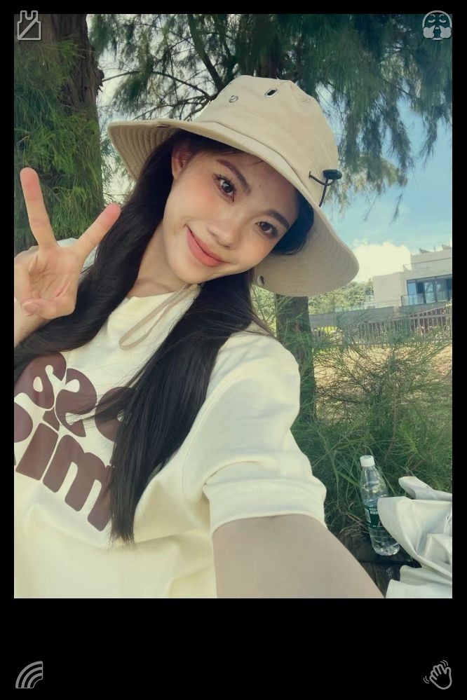 gmshousekeeping's tweet photo. In the weeks that followed, Lola’s blog gained more and more traction. She shared selfies, penned reflections on self-acceptance and self-expression, and offered advice on capturing the ideal shot. Her genuine spirit and uplifting outlook won over her audience. 🍊 Sweetened wit https://t.co/6pRxh4Q3VC