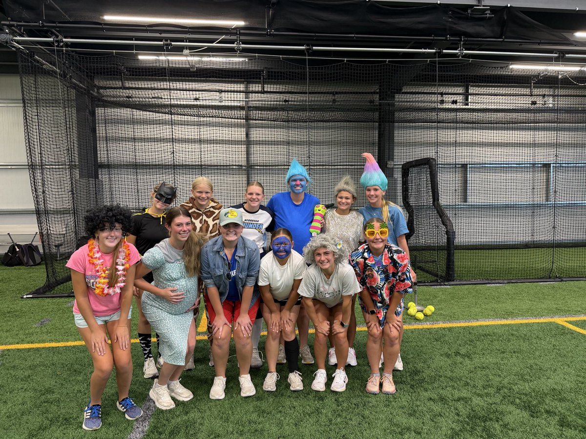 newman_coach's tweet photo. DAY 1 ✅
AM practice ✅
PM practice ✅
We are super thankful for the FieldHouse allowing us to use the facilities inside today!
Today’s theme Halloween Costumes 😎
#TheDiscovererWay #Gritty #SetSail #Team8 https://t.co/B9VsfuY10W