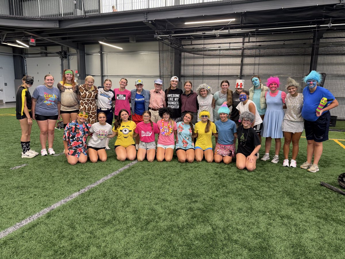 newman_coach's tweet photo. DAY 1 ✅
AM practice ✅
PM practice ✅
We are super thankful for the FieldHouse allowing us to use the facilities inside today!
Today’s theme Halloween Costumes 😎
#TheDiscovererWay #Gritty #SetSail #Team8 https://t.co/B9VsfuY10W