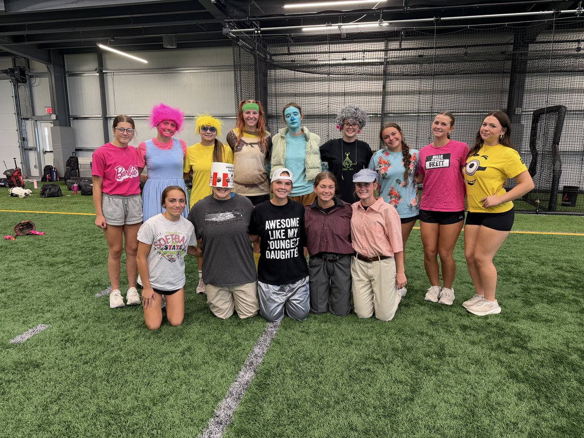 newman_coach's tweet photo. DAY 1 ✅
AM practice ✅
PM practice ✅
We are super thankful for the FieldHouse allowing us to use the facilities inside today!
Today’s theme Halloween Costumes 😎
#TheDiscovererWay #Gritty #SetSail #Team8 https://t.co/B9VsfuY10W