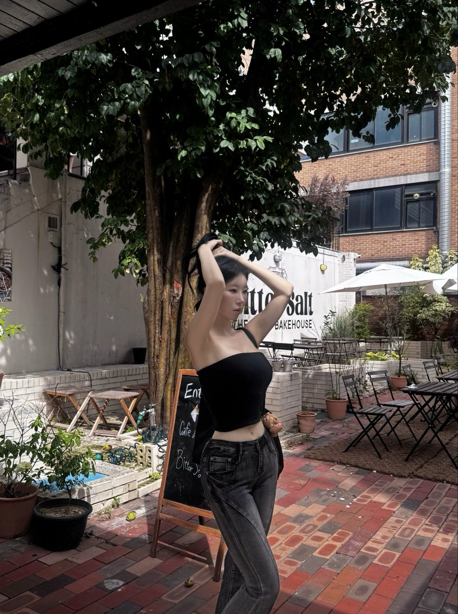 _daheeda's tweet photo. 여름 바이브🖤 https://t.co/GgCZGwoe9M
