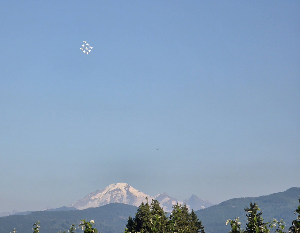 GaryLocke2848's tweet photo. @muthaPNW Snowbirds over Mount Baker https://t.co/oG2BpaWLB2