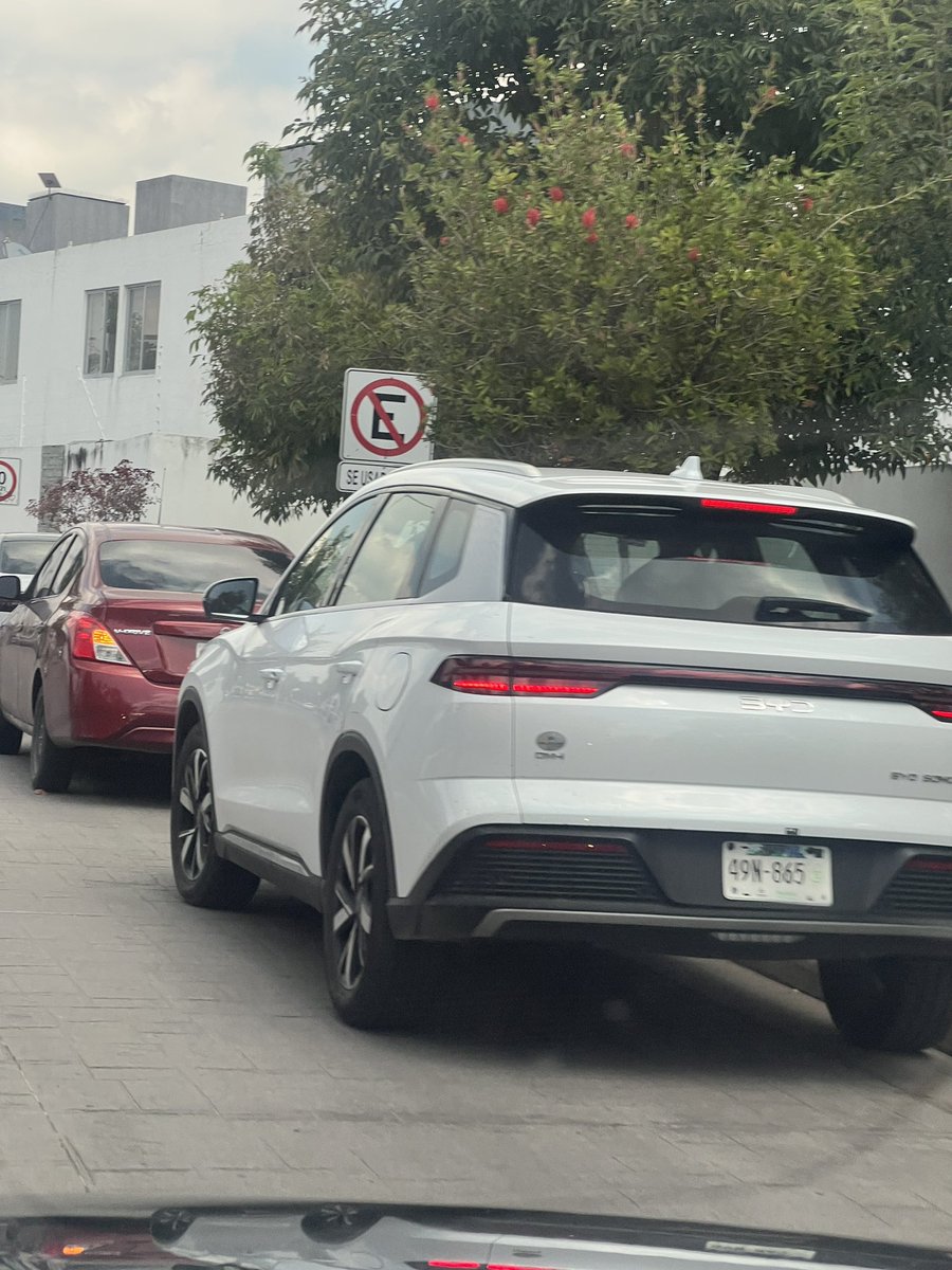 ParrParr91's tweet photo. @MovilidadZap @ZapopanGob @JaliscoVial @PoliciaZapopan siempre los mismo y nunca hacen nada carros estacionados en lugar prohibido y además sobre la banqueta. Calle paseo de los laureles entre av base aérea y calle Atotonilco todos los días https://t.co/d0WpnQZSdC