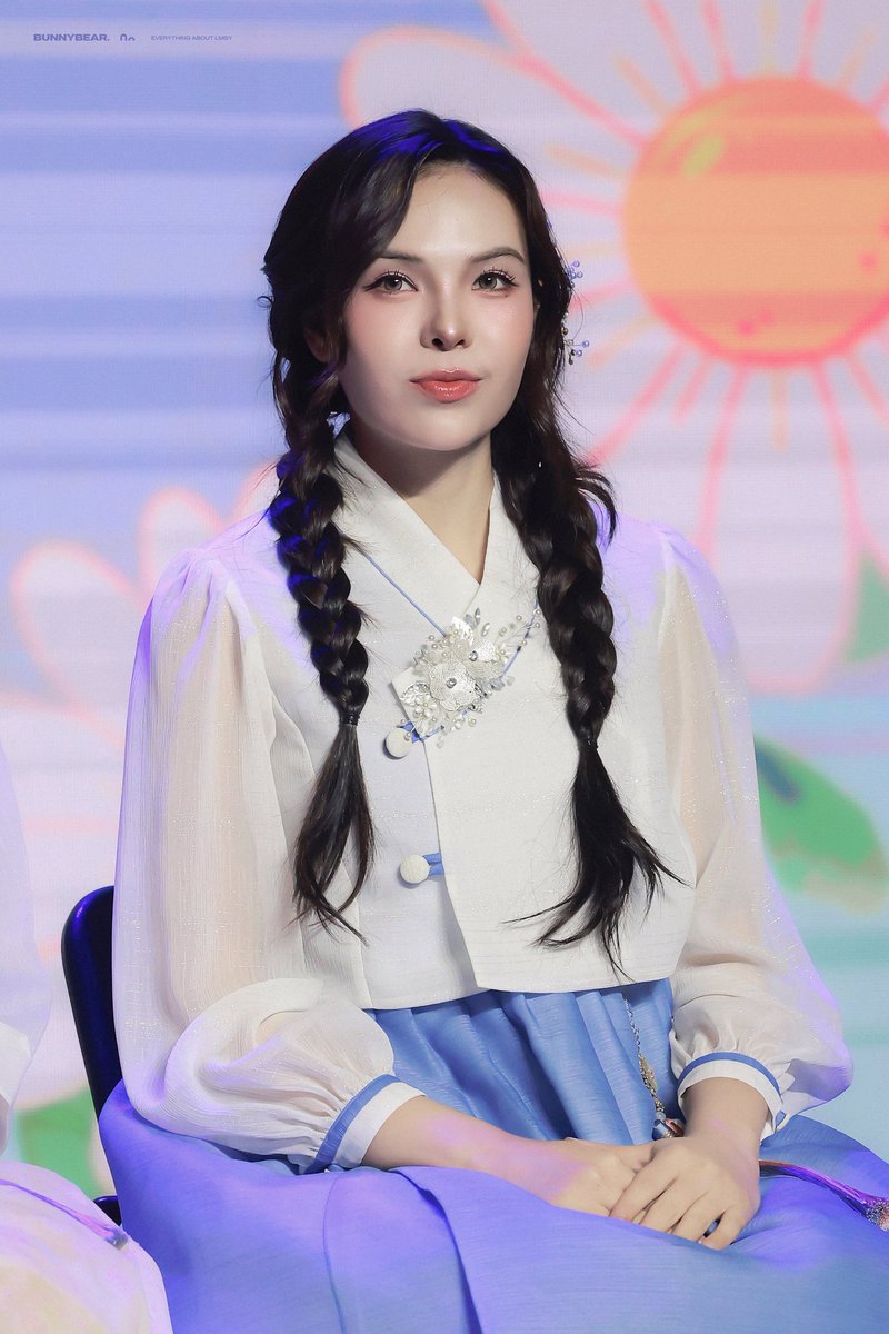 jon_creator_00's tweet photo. Am I the only one who thinks 5:5 middle parts need to disappear 🫪？

They expose every flaw in your face shape, and somehow make even insanely pretty people look a bit awkward and old school than they actually are.

And LMSY show up with a 7:3 side part and suddenly it like 1,000,000% hotter, prettier, sharper, everything 😭🥹🫠🫠🫠🫠🐰🐨✨️✨️✨️

Please keep 7:3 forever🥹🙏🏻✨️

#ลูกหมีซอนญ่า
#LMSY
#LMSYへの愛を日本語で伝える月間