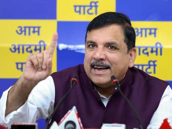 NewsAlgebraIND's tweet photo. 🚨 SANJAY SINGH : "Sitharaman misleading public on UPI charges"

FM NIRMALA SITHARAMAN 🔥🔥 : "We must keep this in mind. 

Tea seller, vegetable seller, cart vendor, street vendor won't pay any MDR.

Small merchants and grocery stores are part of our inclusive financial schemes.

Any future MDR will apply only to a limited category of merchant transactions above a certain prescribed high threshold. 

Vast majority will continue to remain free"

FM Nirmala Sitharaman busts propaganda ⚡