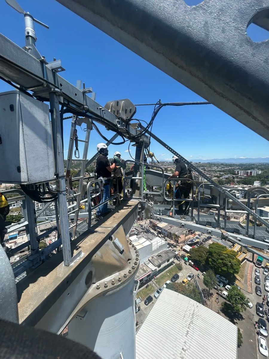 Alcaldiapereira's tweet photo. Con carros canasta se atienden las  personas atrapadas en las góndolas del Megacable

En este momento los organismos de socorro y el equipo operativo de la Empresa de Energia, a través de sus carros casta están realizando las labores de rescate de las personas que quedaron en las góndolas del Megacable en #Pereira

Muy pronto estas personas estarán a salvo.
