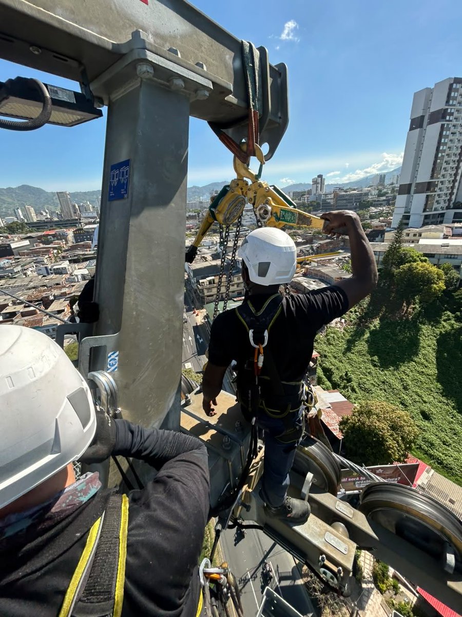 Alcaldiapereira's tweet photo. Con carros canasta se atienden las  personas atrapadas en las góndolas del Megacable

En este momento los organismos de socorro y el equipo operativo de la Empresa de Energia, a través de sus carros casta están realizando las labores de rescate de las personas que quedaron en las góndolas del Megacable en #Pereira

Muy pronto estas personas estarán a salvo.