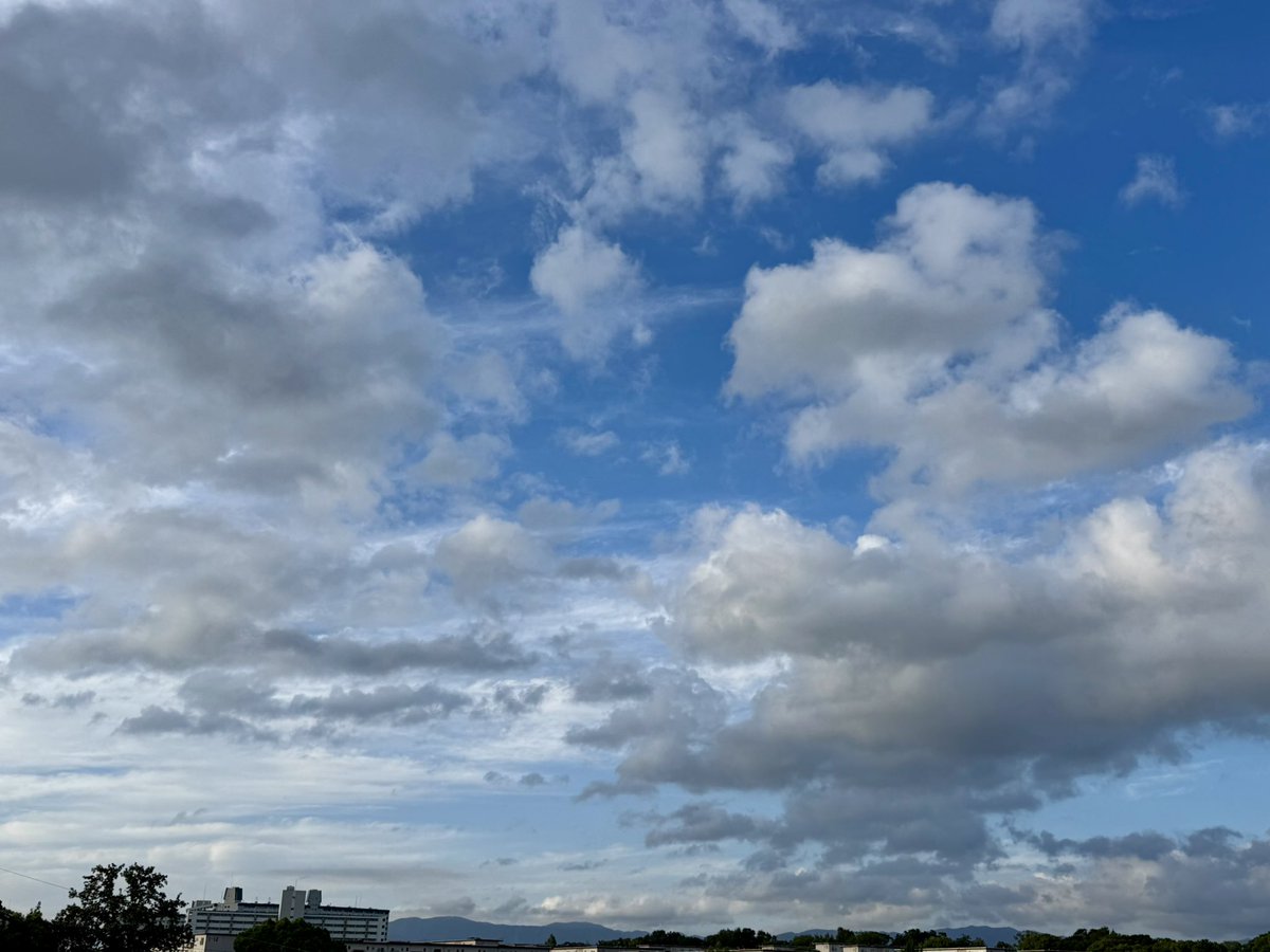 hyper_okapon's tweet photo. おはようございます☀

８月１１日　㊗️山の日
今朝は涼しい(･ω･)

#朝の空 https://t.co/RTk39pCO6o