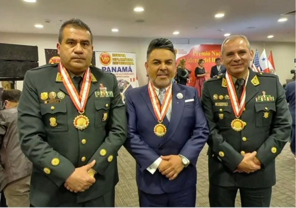 cterryv's tweet photo. @JoseLuisGil1000 @PoliciaPeru Síiiiii... dejen trabajar al payaso con la PESTILENCIA ... no capturó ni a cerrón 😂🤣😅 https://t.co/PAZA3HNlJL