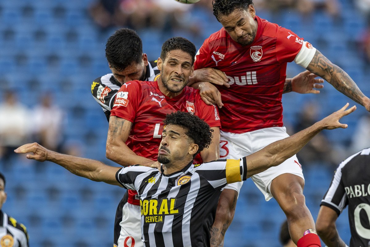 Vsports_pt's tweet photo. Liga Portugal Betclic: O dérbi das ilhas termina empatado!
#LigaPortugalBetclic #VSPORTSLPBETCLIC #EPOCA2627 #JORNADA1 #CDSCCDN #CDSC #CDN https://t.co/TqkvhMWrNN