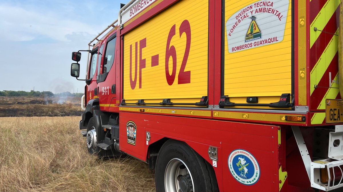 BomberosGYE's tweet photo. #BCBGInforma | Atendimos alarma 2 de incendio forestal en el sector de la autopista Terminal Terrestre - Pascuales. Despachamos 9 unidades de combate urbano forestal; un camión cisterna y una ambulancia. 🚒 https://t.co/xlgEZ3L8vT