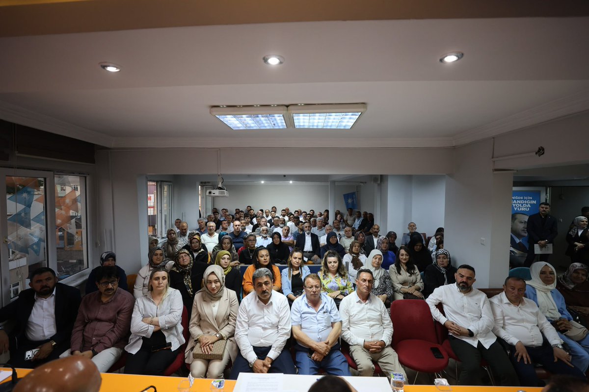 Nigdeakgenc51's tweet photo. AK Parti İl Başkanlığımızda düzenlenen Daraltılmış İl Danışma Toplantımızda teşkilatımızla bir araya geldik.

Partimizin kuruluşunun 25. yıl dönümünde, aynı dava etrafında kenetlenmenin, birlik ve beraberliğimizi güçlendirmenin gururunu yaşadık.

25 yıldır milletimizle, aynı inanç ve kararlılıkla…
Nice yıllara, hep birlikte daha güçlü Türkiye için. 🇹🇷