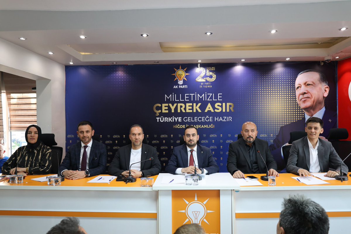Nigdeakgenc51's tweet photo. AK Parti İl Başkanlığımızda düzenlenen Daraltılmış İl Danışma Toplantımızda teşkilatımızla bir araya geldik.

Partimizin kuruluşunun 25. yıl dönümünde, aynı dava etrafında kenetlenmenin, birlik ve beraberliğimizi güçlendirmenin gururunu yaşadık.

25 yıldır milletimizle, aynı inanç ve kararlılıkla…
Nice yıllara, hep birlikte daha güçlü Türkiye için. 🇹🇷