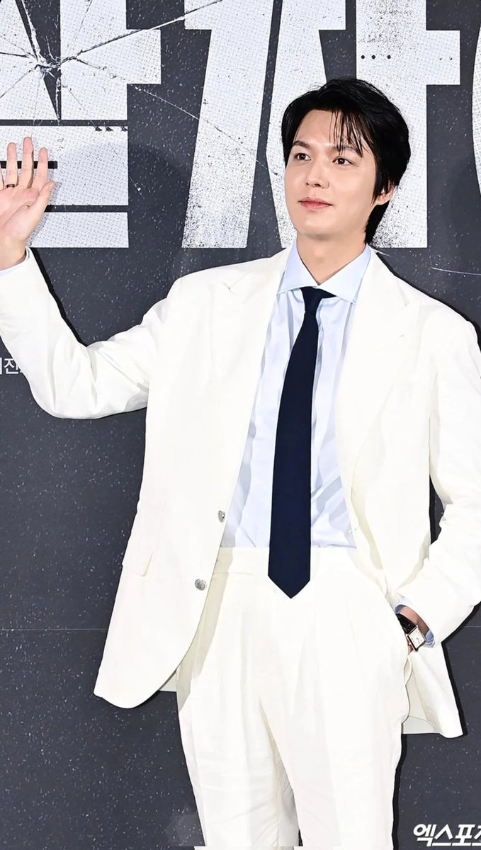WeAreMinoz's tweet photo. 100826 #LEEMINHO #이민호 at press conference of upcoming movie #Assassins 
COMING NEXT 23 SEPTEMBER 2026 😍🔥 
. https://t.co/4yVos1mTEB