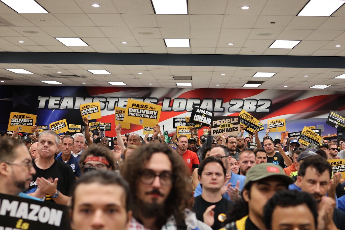 ALIGNny's tweet photo. ✊🔥People over packages! We have the momentum to pass the Delivery Protection Act in New York City!

We joined @teamsterssob and hundreds of @teamsters to rally for a bill that will end Amazon’s subcontracting system so we can hold the company accountable and keep workers safe! https://t.co/suR7NI5ibC