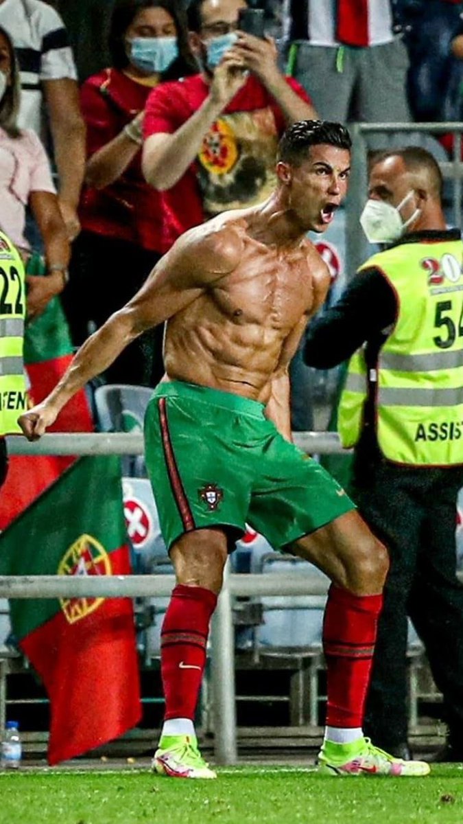 CR7_OS7's tweet photo. Years pass and Ronaldo remains one☝️ https://t.co/ceQas4a7FR