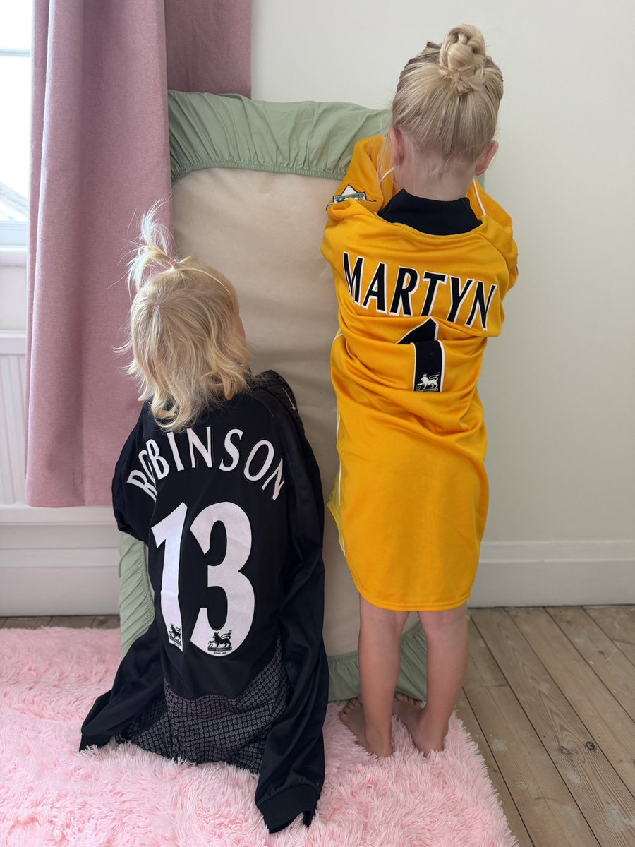 LUFCMatchworn's tweet photo. 💙 The girls decided to have a try-on of some legendary #LUFC match worn shirts.
#lufc #leedsunited #matchworn #matchwornshirts #ellandroad https://t.co/t91X1wuaJT