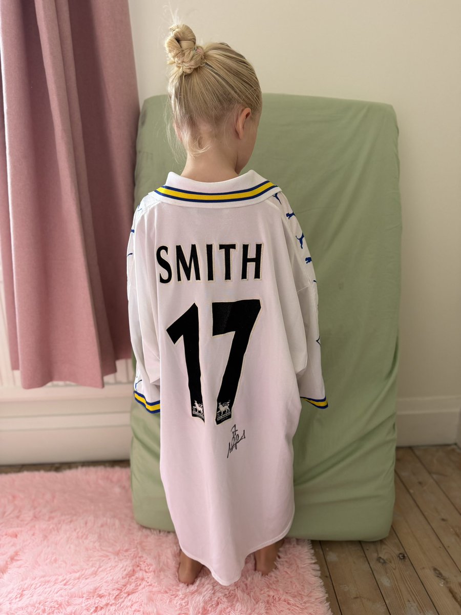 LUFCMatchworn's tweet photo. 💙 The girls decided to have a try-on of some legendary #LUFC match worn shirts.
#lufc #leedsunited #matchworn #matchwornshirts #ellandroad https://t.co/t91X1wuaJT