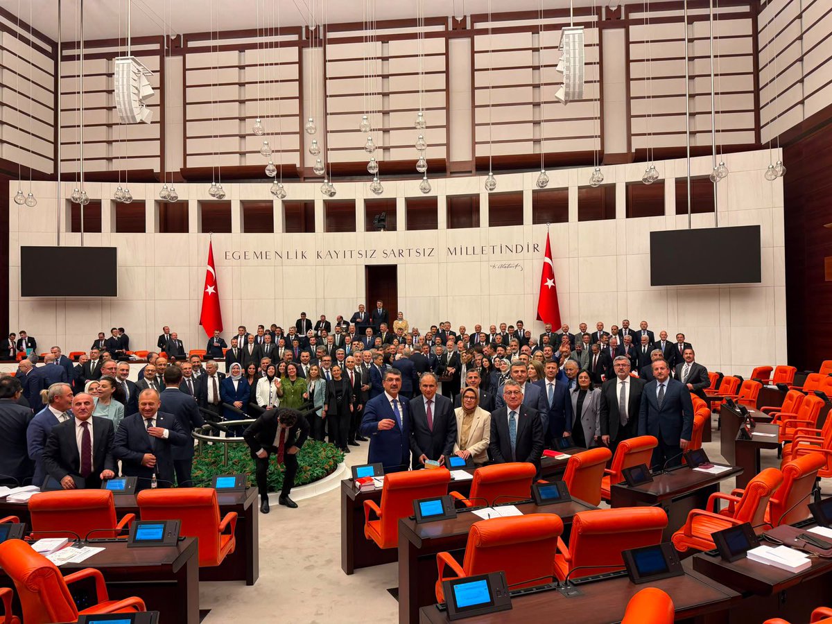 AvOzlemZengin's tweet photo. 290 Sıra Sayılı Millî Dayanışma ve Toplumsal Bütünleşmenin Güçlendirilmesine Dair Kanun Teklifi, TBMM Genel Kurulu’nda 468 milletvekilinin oyuyla kabul edilerek yasalaştı.

Terörsüz Türkiye hedefinde ortaya koydukları kararlı irade için Cumhurbaşkanımız Sayın Recep Tayyip Erdoğan’a, MHP Genel Başkanı Sayın Devlet Bahçeli’ye, TBMM Başkanımız Sayın Numan Kurtulmuş’a ve katkı sunan tüm Milletvekillerimize teşekkür ediyorum.

Meclisimizin geniş bir mutabakatla ortaya koyduğu bu iradenin; milletimizin birliği, kardeşliği ve geleceğimiz için hayırlı olmasını diliyorum. 🇹🇷

@RTErdogan @dbdevletbahceli 
@NumanKurtulmus