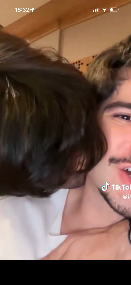 jaomiIas's tweet photo. pq nos pessoas que amamos dar beijinho no cangote pedro te entendo tanto https://t.co/qMqZ25P996