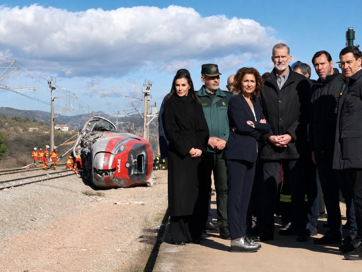 Zerebritvs's tweet photo. Ya han pasado más de 200 días desde el accidente de los trenes de alta velocidad en Adamuz.
El balance fue de 47 muertos, 123 heridos y 16 en la UCI.
Silencio total y olvido.
Nadie ha pedido perdón.
Nadie ha dimitido.
Y no pasa NADA. https://t.co/znBL5TTLAz