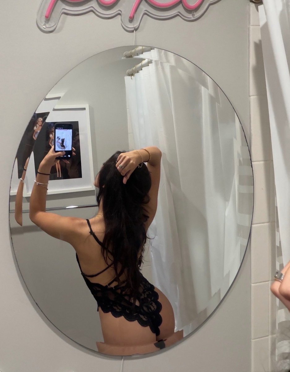 EllieHartts's tweet photo. I want you behind me text me to see me take this off😊 https://t.co/fa4rFaV9zJ