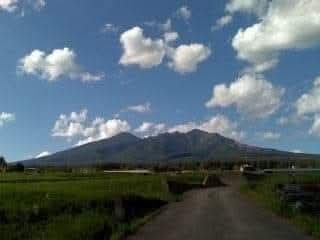 tabikuu's tweet photo. 台風の影響が気になりますね…さて今日８月１１日は山の日です。
いつもそこにあるのが当たり前の山々。
富士山、八ヶ岳、公園の砂山、近所の山の付く山崎さん、いろんな身近な山を見つめなおすのもいいかもしれませんね。 https://t.co/84K8frgpuf