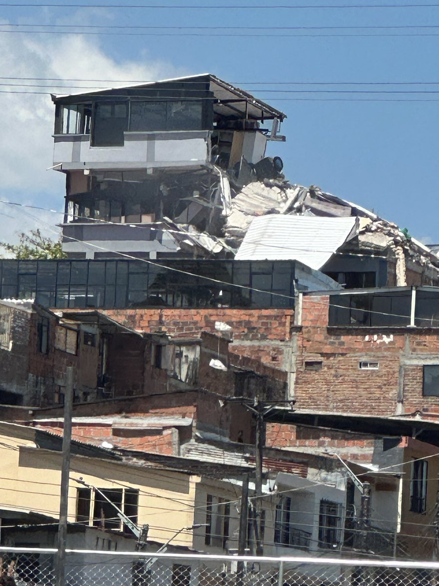 JacoboTrejos's tweet photo. #terremoto #pereira casa caída en el barrio cuba https://t.co/qbI17VJGd8
