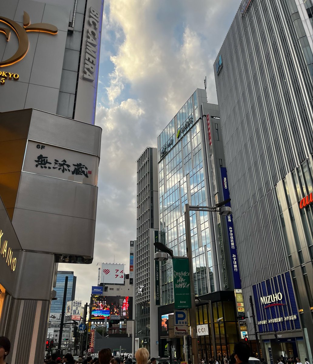 mo_moDesign's tweet photo. 絶対に目標を達成したいと思った時、失敗したらどうしようなんて考えは生まれない。
突き進めないんだとしたらその目標に対しての想いは本気じゃない。

「成功」と「失敗」って考えがちだったけど
「成功」とそれまでの「プロセス」でしかなくて
私は今そのプロセスの中にいる。

だから、どうせうまくいく。
プロセスを楽しむのよ❣️

おはようございます！
田舎っぺ、都会に進出です。笑

今日もがむしゃらに！頑張りましょう🍑