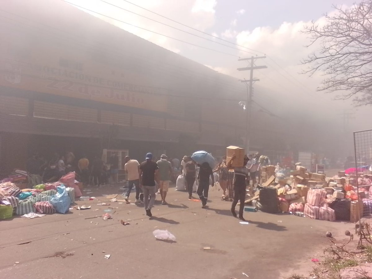 Ronoel99's tweet photo. Asofin ofrece medidas de apoyo crediticio a comerciantes afectados por incendio en la Feria https://t.co/2Ql92qB4NZ https://t.co/lT1Rmgag2z