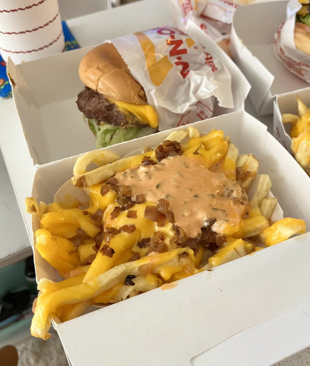 dartheri's tweet photo. IN-N-OUTのハンバーガー大好きなんだけど、正直フライ🍟超微妙じゃないですか。パサパサしてて…なのでいつも隠れメニューのアニマル・フライにして貰ってます。玉ねぎ、チーズ、店のソースがかかってて俄然美味くなるのでオススメ😋飲み物の下に聖書の一説が表記されてるのも素敵💕 https://t.co/su0OeIDWjQ